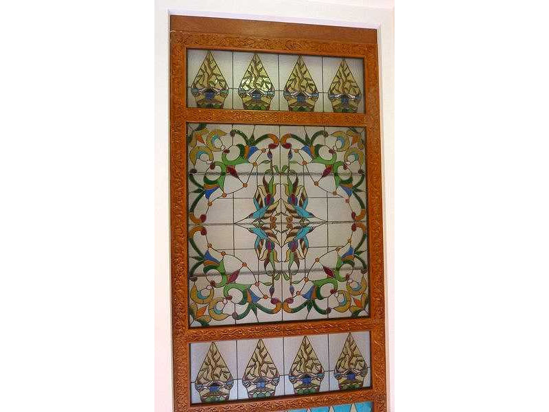 glass window-resto-gunungan-floral pattern